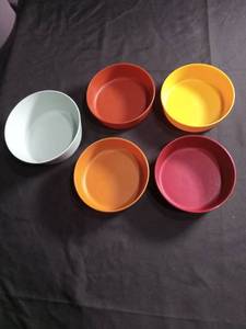 lot 2764 image: Tupperware Colorful Bowl Set