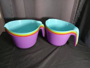 lot 2777 image: Colorful Plastic Measuring Cups Set
