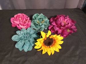 lot 2786 image: Handcrafted Silk Flower Hair Clips Set