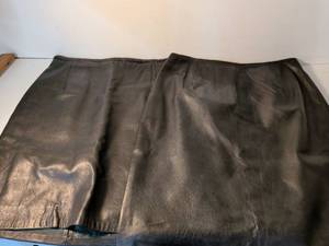 lot 35 image: Croft & Barrow Black Lambskin Leather Skirt
