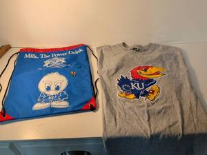 lot 63 image: Kansas Jayhawks T-Shirt and Drawstring Bag Set