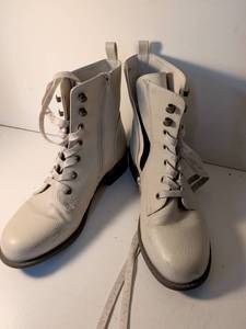 lot 118 image: White Lace-up Combat Boots Size 9.5M