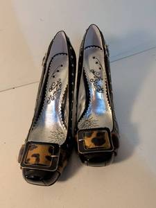 lot 172 image: The Buckle Black Patent Leopard Trim Pumps