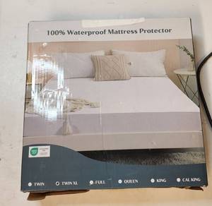 lot 69777 image: 100% Waterproof Mattress Protector - Twin XL - Retail $25