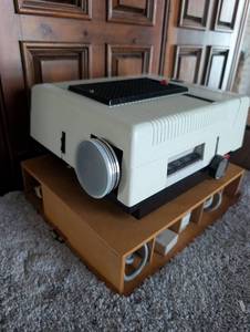 lot 1006 image: Braun Paximat De Luxe Slide Projector