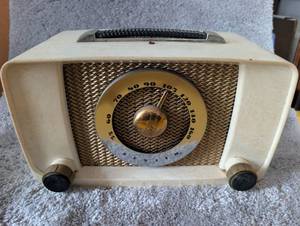 lot 1007 image: 1950s Zenith Long Distance AM Radio
