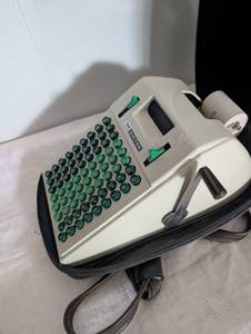 lot 1018 image: Victor Manual Calculator with Case