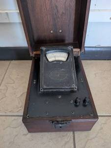lot 1036 image: Weston Model 440 Galvanometer in Wood Case