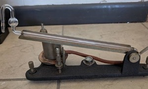 lot 1040 image: Laboratory Mercury Manometer with Scale