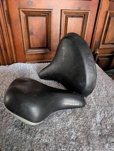 lot 1202 image: Bicycle Seats - 2 ct