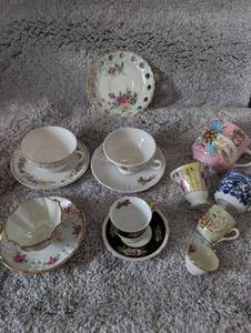 lot 1504 image: Japanese Porcelain Tea Set with Floral Design
