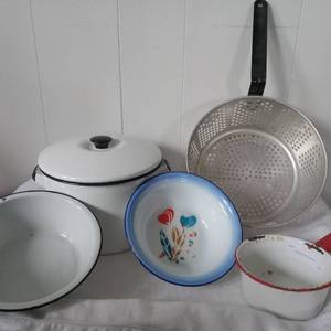 lot 2001 image: Vintage Kitchen Pots, Bowls, Strainer Lot&nbsp
