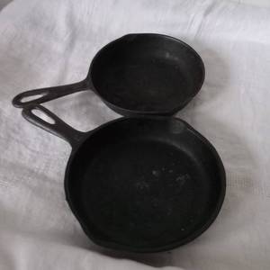 lot 2010 image: Set of 2 Cast Iron Skillets&nbsp