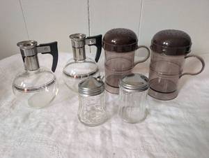 lot 2035 image: Gemco Glass Kitchen Set - Oil Cruets, Shakers and Mugs