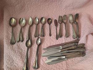 lot 2038 image: Rogers Bros Silver Plated Flatware Set