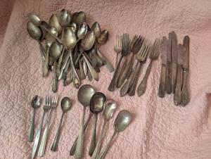lot 2039 image: Decorative Silver Plated Flatware Set