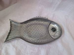 lot 2046 image: Wilton Decorative Aluminum Fish Shaped DishTray