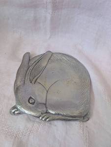 lot 2047 image: 1988 Arthur Court Aluminum Bunny Figurine Tray