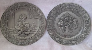 lot 2048 image: Hallmark Christmas Pewter Plate Collection 1983 - 2 ct