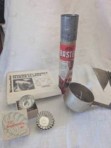 lot 2063 image: Vintage Kitchen Lot Lille Sandbakkelse Set, Baster, Juicer, Noodle Maker Plates