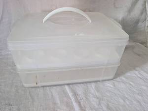 lot 2076 image: Tupperware Cupcake Carrier Container with Tray