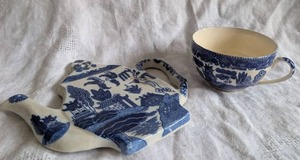 lot 2081 image: Broken Nasco Japan Blue Willow Teacup  Trivet