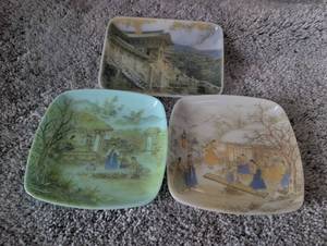 lot 2521 image: Japanese Hand-Painted Decorative Plastic Plate Set - 3 ct
