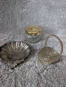 lot 2522 image: Silver Shell Vanity Set with Glass Powder Jar