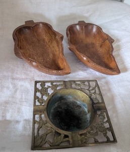 lot 2529 image: Japanese Brass Flower Frame Ashtray and Wooden Leaf Dishes Set