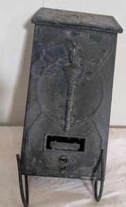 lot 2533 image: Vintage Wall Mount Cast Iron Mail Box