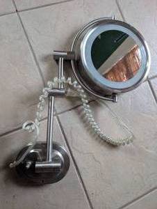 lot 3007 image: Lighted Magnifying Makeup Mirror&nbsp