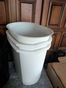 lot 3011 image: Stackable Plastic Trash Bins - Set of 3