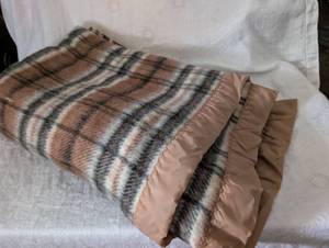 lot 3050 image: Plaid Wool Blanket with Satin Trim