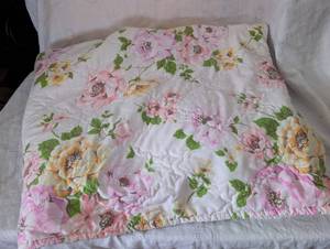lot 3056 image: Floral Comforter  Cotton Sheets  Pillowcase Set