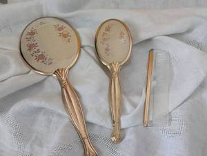 lot 3650 image: Gold-tone Vanity Set with Rose Pattern