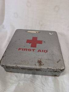 lot 3661 image: American Red Cross Metal First Aid Kit&nbsp