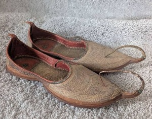 lot 3699 image: Traditional Middle Eastern Curved Toe Slippers