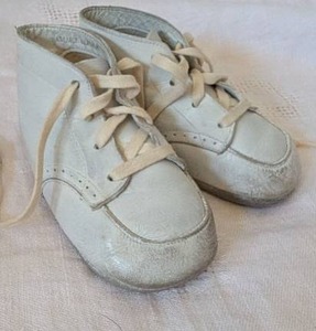 lot 3705 image: Penneys White Leather Baby Shoes with Box