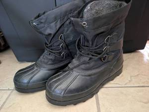 lot 3714 image: Black All Weather Duck Boots - Size 10