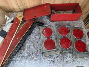 lot 4017 image: Roadside Emergency Reflector Signal Light Assembly
