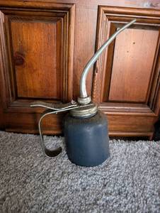 lot 4023 image: Eagle 10 oz Oil Can with Curved Spout
