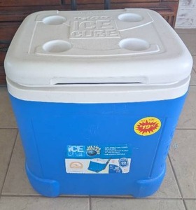lot 4043 image: Igloo Ice Cube 60-Quart Roller Cooler