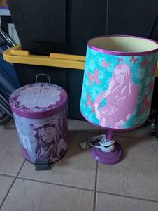 lot 5065 image: Hannah Montana Table Lamp  Trash Can