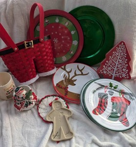 lot 5502 image: Holiday Dinnerware and Decor Collection