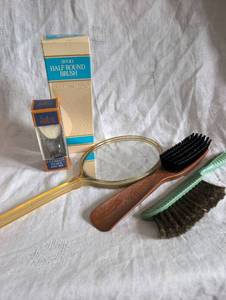 lot 6000 image: Retro Grooming Set - Avon & GoldenWand Brushes
