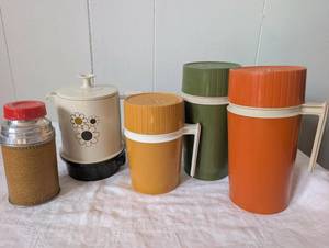 lot 2008 image: Lot of Vintage Thermoses&nbsp