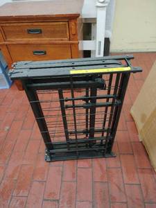 lot 1011 image: Fold Out Metal Twin Bed Frame