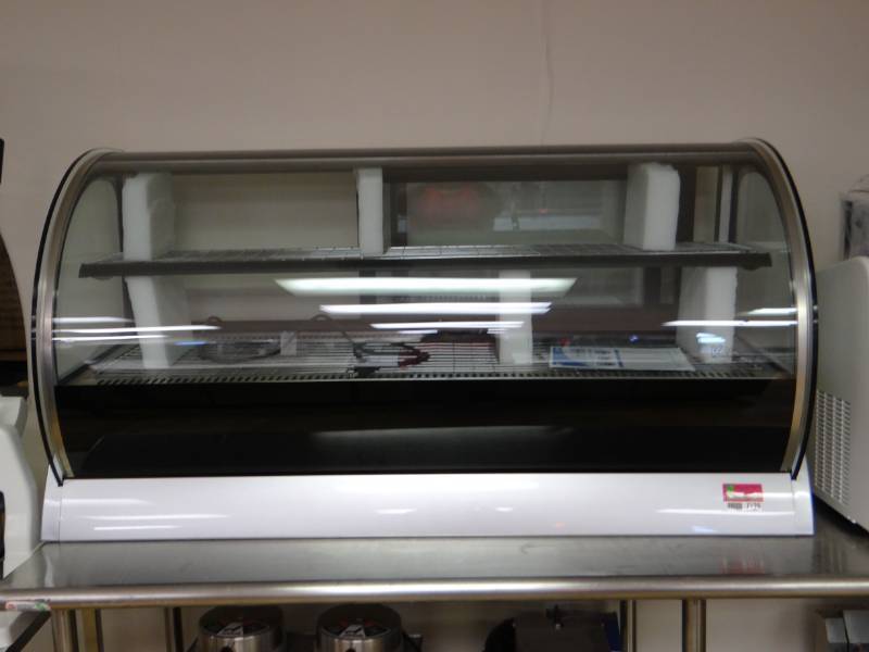lot 7129 image: 60 Vollrath Curved Countertop Heated Display Case Model # HDE8160