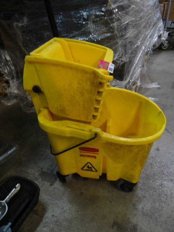 lot 7166 image: Mop Bucket and Strainer