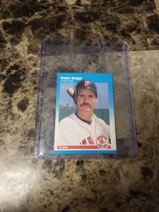 lot 1100 image: 1987 Fleer Wade Boggs Boston Red Sox Baseball Card